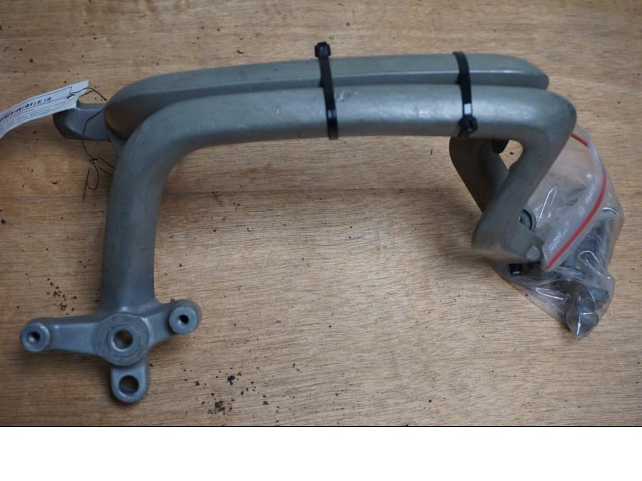 Baksidan på Passagerarhandtag från en Triumph Tiger 800 -2011 motorcykel.