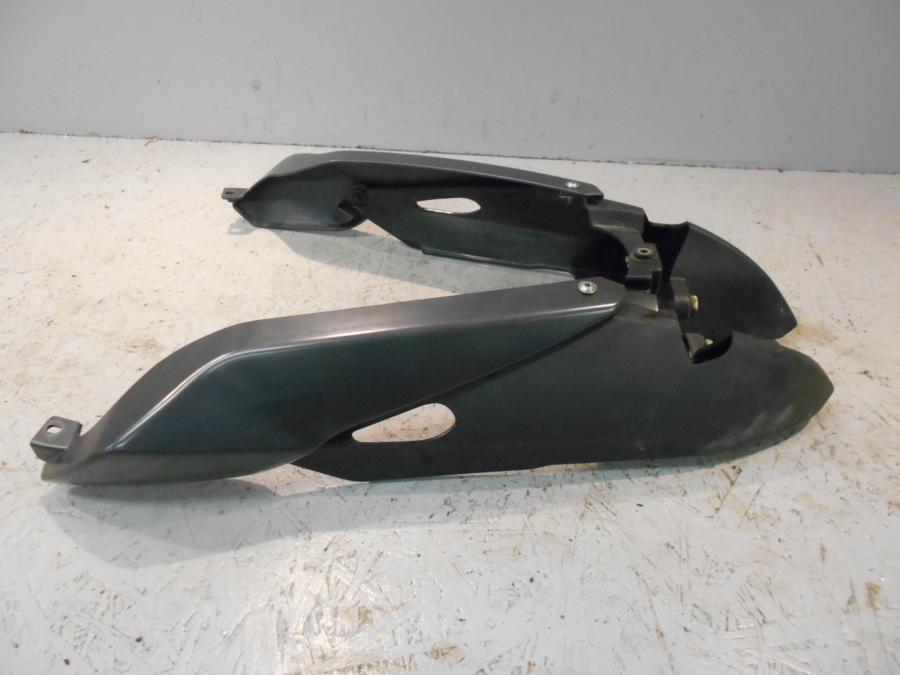 Framsidan på Bakvinge från en BMW K 1300 R -2009 motorcykel.