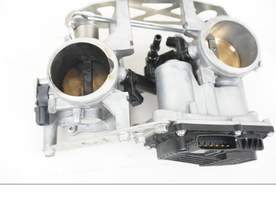 Höger sida på Spjällhus från en KTM 1290 Super Adventure S -2022 motorcykel.