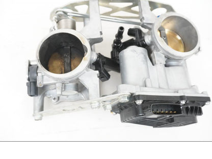 Höger sida på Spjällhus från en KTM 1290 Super Adventure S -2022 motorcykel.