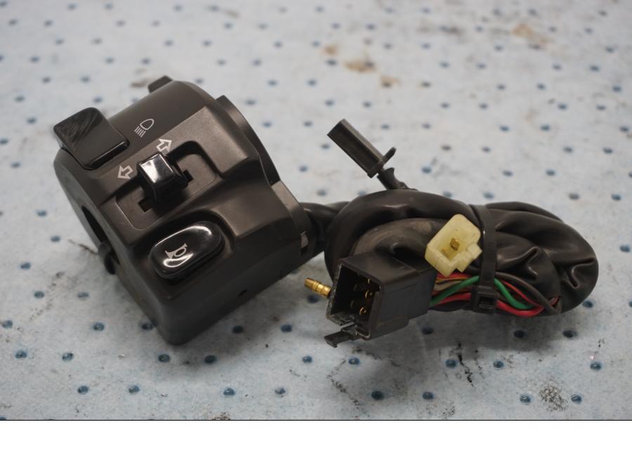 Framsidan på Styrelreglage från en Kawasaki ZX-6R -2000 motorcykel.