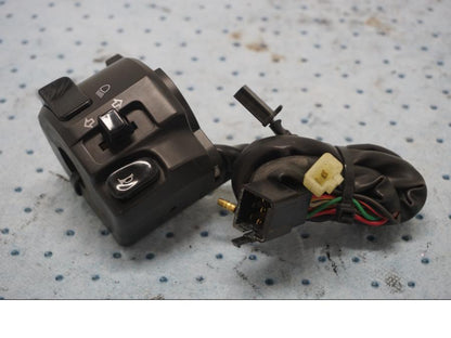 Framsidan på Styrelreglage från en Kawasaki ZX-6R -2000 motorcykel.