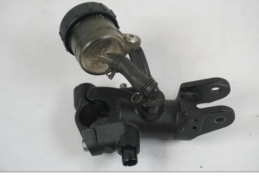 Vänster sida på Kopplingshuvudcylinder från en KTM 1290 Super Duke R -2018 motorcykel.