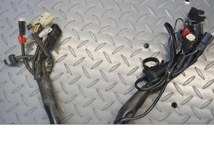 Vänster sida på Kabelstam från en H-D Touring Road King Classic FLHRCI -2008 motorcykel.