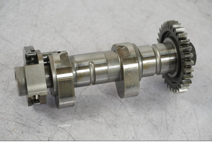 Vänster sida på Kamaxel från en BMW R 1250 GS -2023 motorcykel.