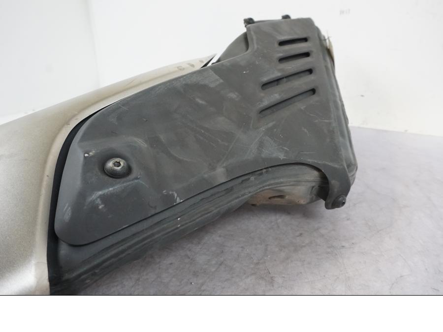 Vänster sida på Ljuddämpare från en Honda CBR 1000 RR -2010 motorcykel.