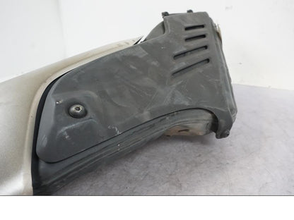 Vänster sida på Ljuddämpare från en Honda CBR 1000 RR -2010 motorcykel.