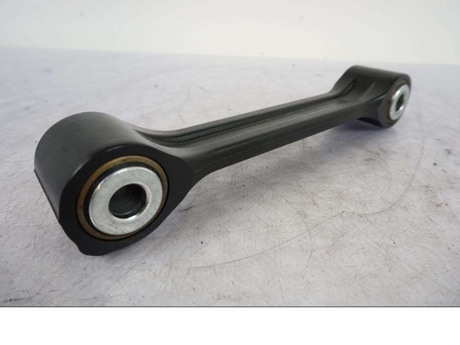 Framsidan på Länkarm från en KTM 1290 Super Duke R -2023 motorcykel.