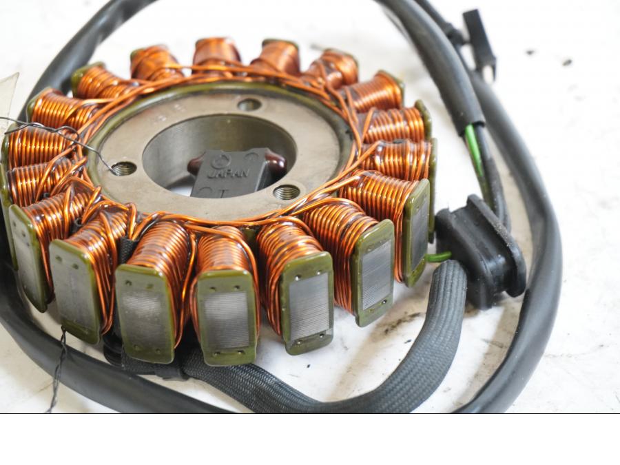 Baksidan på Generator från en Suzuki SV 650 -2003 motorcykel.