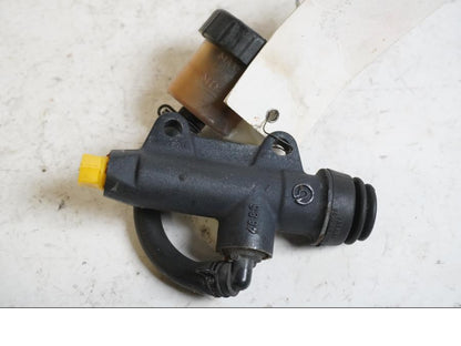 Baksidan på Bromshuvudcylinder från en KTM 640 Duke -2001 motorcykel.