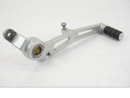 Baksidan på Bromspedal från en BMW R 1150 RS -2003 motorcykel.