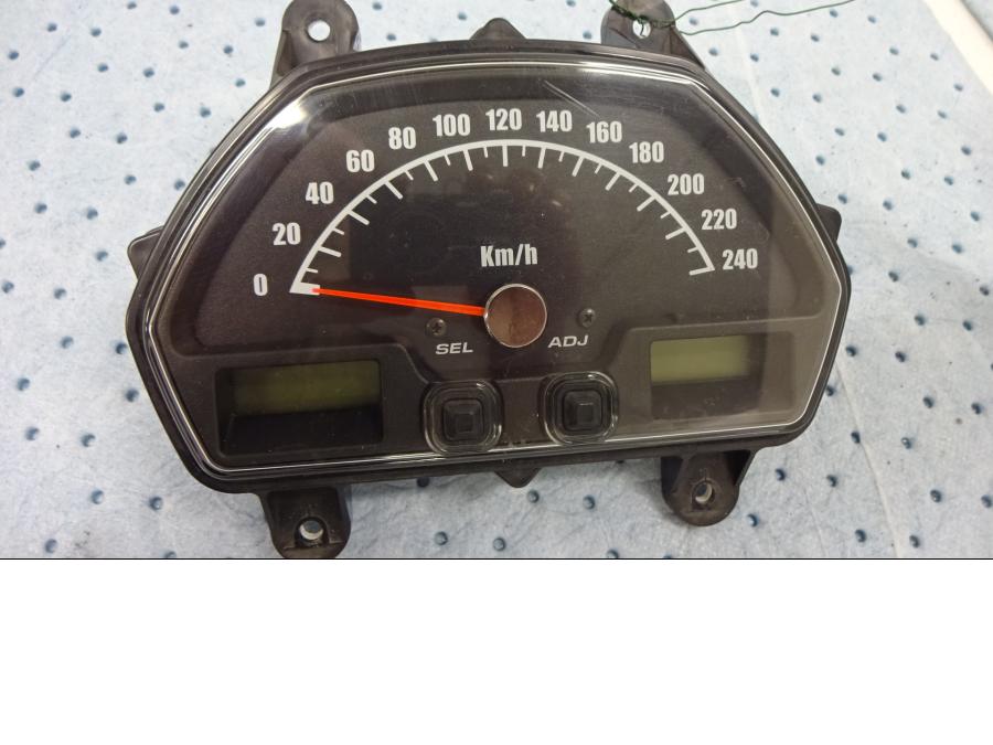 Framsidan på Hastighetsmätare från en Suzuki M 1800 -2007 motorcykel.