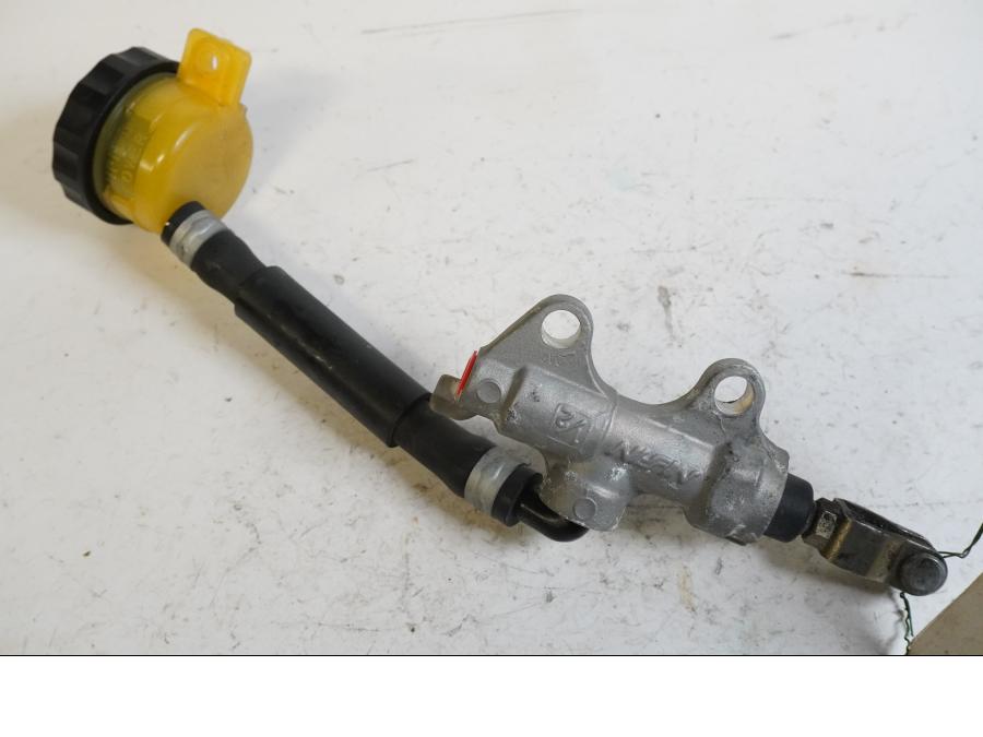 Framsidan på Bromshuvudcylinder från en Kawasaki ZX-6R -2002 motorcykel.