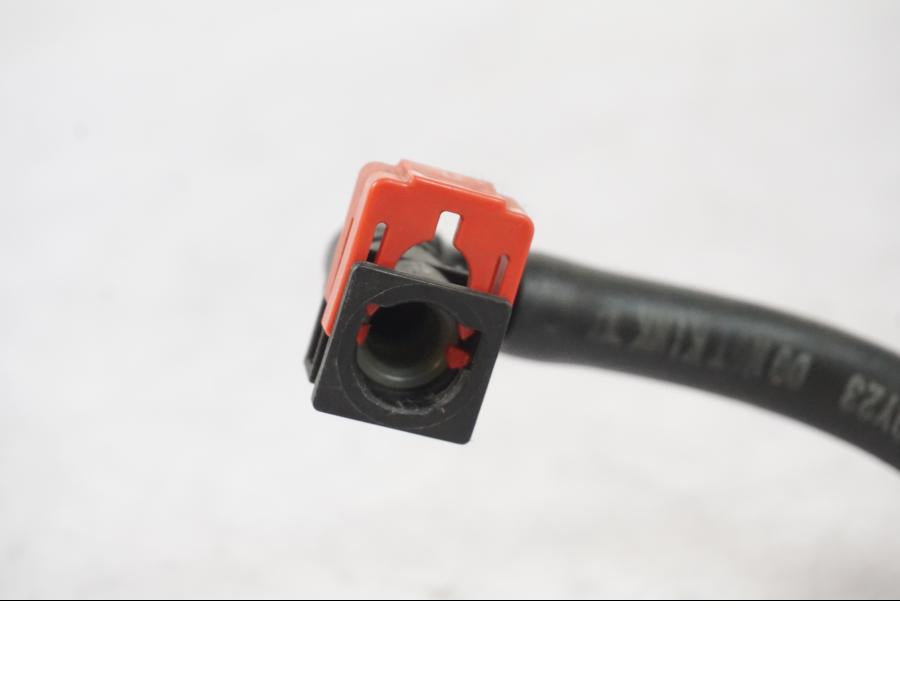 Snett nerifrån på Bensinledning från en Kawasaki ZX-6R -2011 motorcykel.