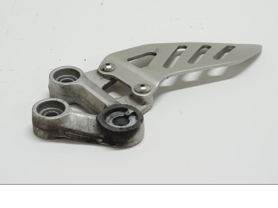 Framsidan på Fotpinnefäste från en Suzuki GSX-R 1000 -2007 motorcykel.