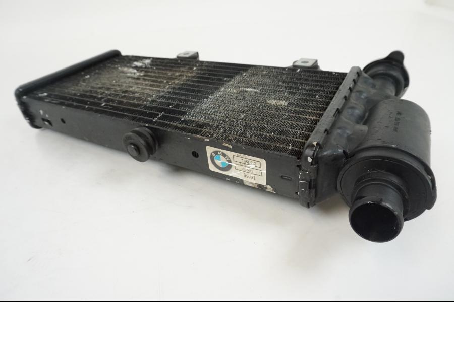 Höger sida på Vattenkyl från en BMW F 650 CS -2002 motorcykel.