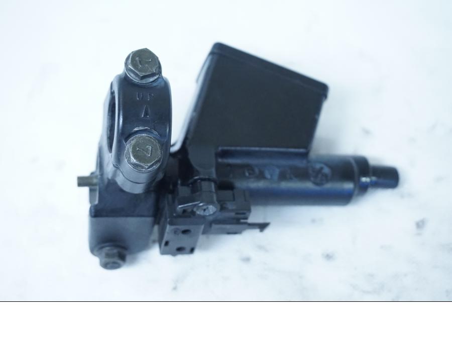 Baksidan på Kopplingshuvudcylinder från en Yamaha YZF 1000 R -1997 motorcykel.