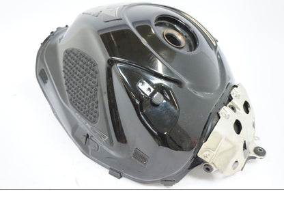 Vänster sida på Bensintank från en Suzuki GSX-R 1000 -2008 motorcykel.