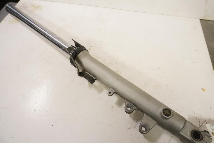 Framsidan på Gaffelben från en Suzuki GS 500 -2004 motorcykel.