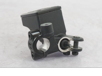 Vänster sida på Bromshuvudcylinder från en Yamaha MT-09 -2016 motorcykel.