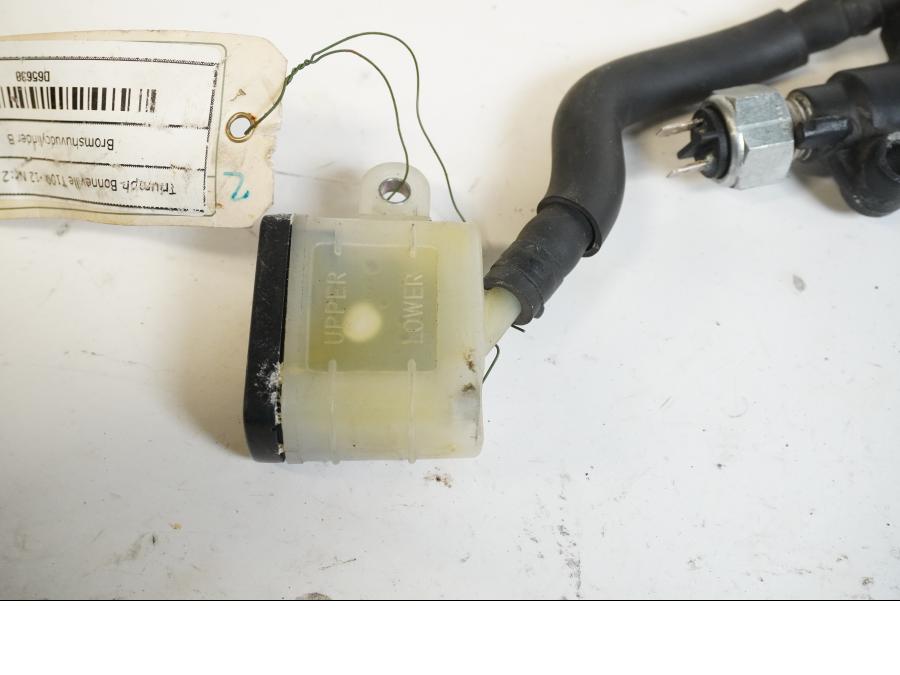 Höger sida på Bromshuvudcylinder från en Triumph Bonneville -2012 motorcykel.