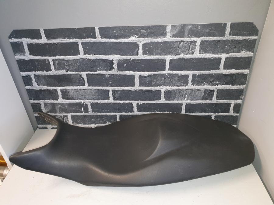 Baksidan på Sadel från en BMW F 800 S -2010 motorcykel.