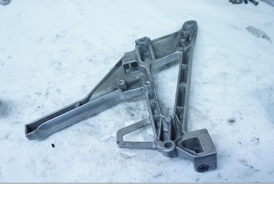 Baksidan på Fotpinnefäste från en Honda VFR 750 -1992 motorcykel.