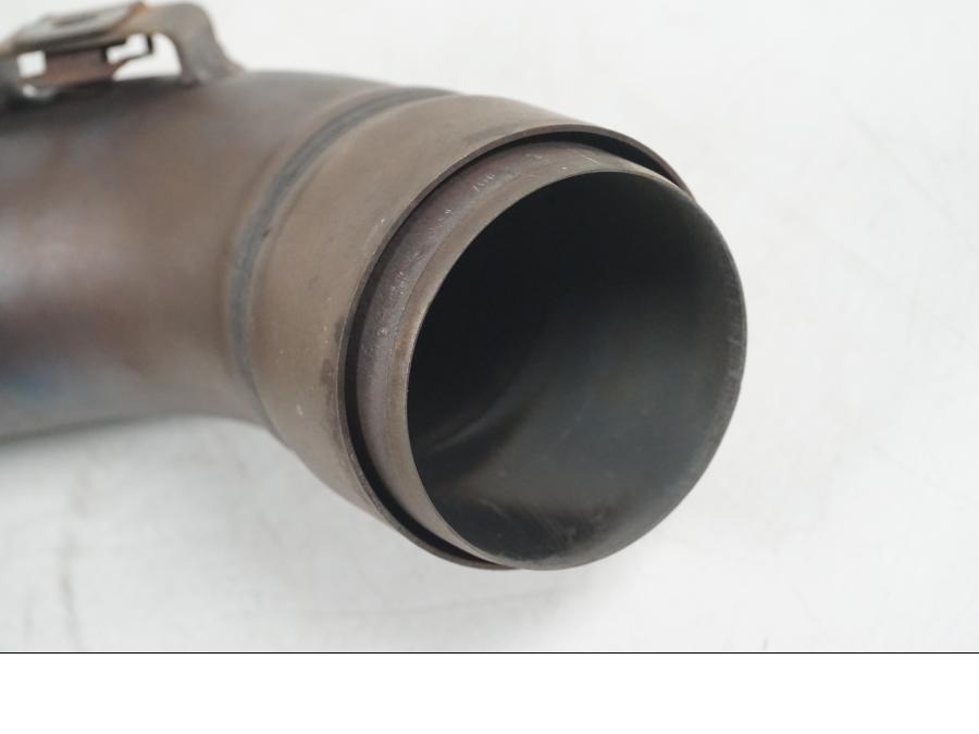 Vänster sida på Grenrör från en Ducati Hyperstrada -2013 motorcykel.