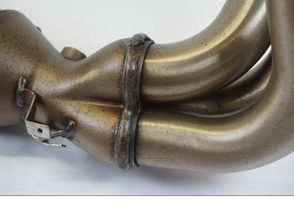 Snett uppifrån på Avgassystem från en Triumph Trident -2021 motorcykel.