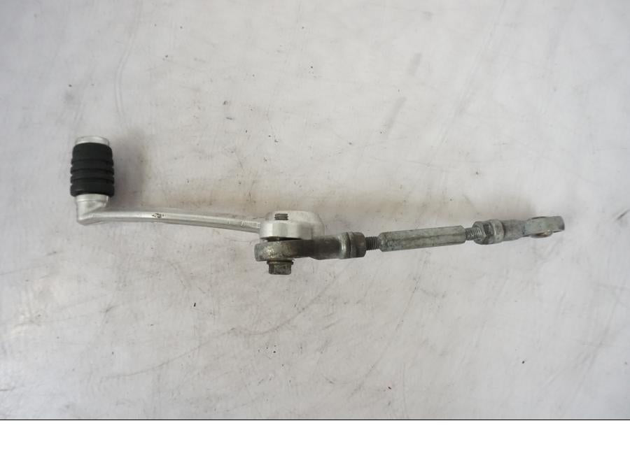 Snett nerifrån på Växelpedal från en KTM 990 Super Duke -2006 motorcykel.