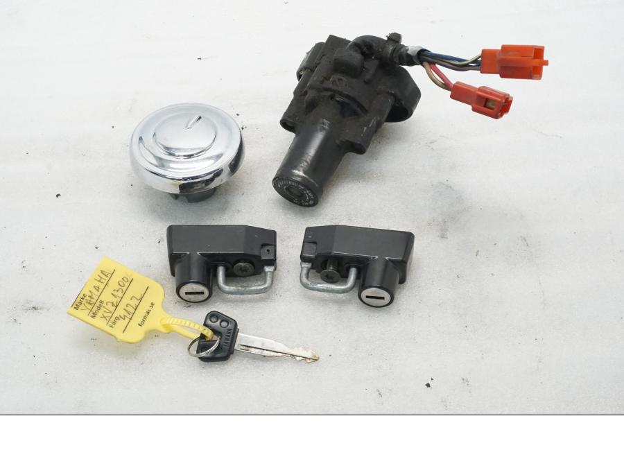 Framsidan på Låssats från en Yamaha XVZ 13TD -1999 motorcykel.