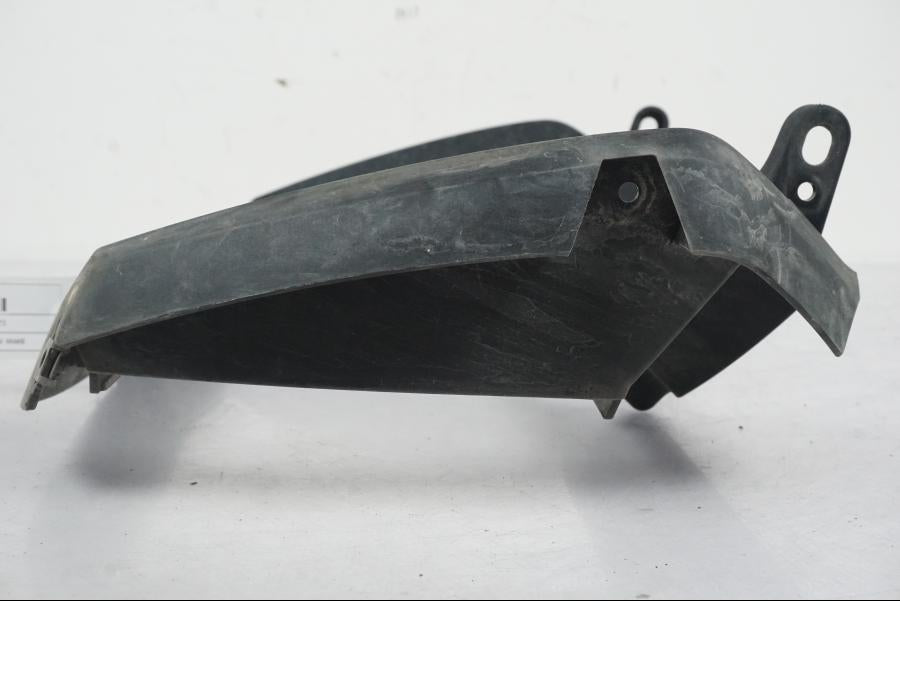 Snett nerifrån på Vattenkylkåpa från en BMW F 800 GS -2008 motorcykel.