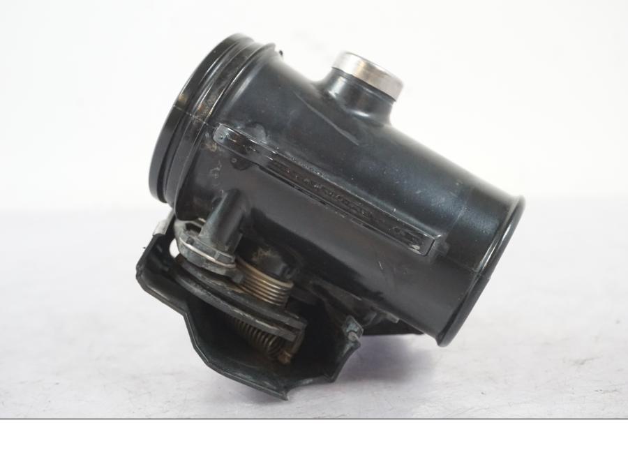 Snett nerifrån på Spjällhus från en BMW R 1200 GSA -2012 motorcykel.