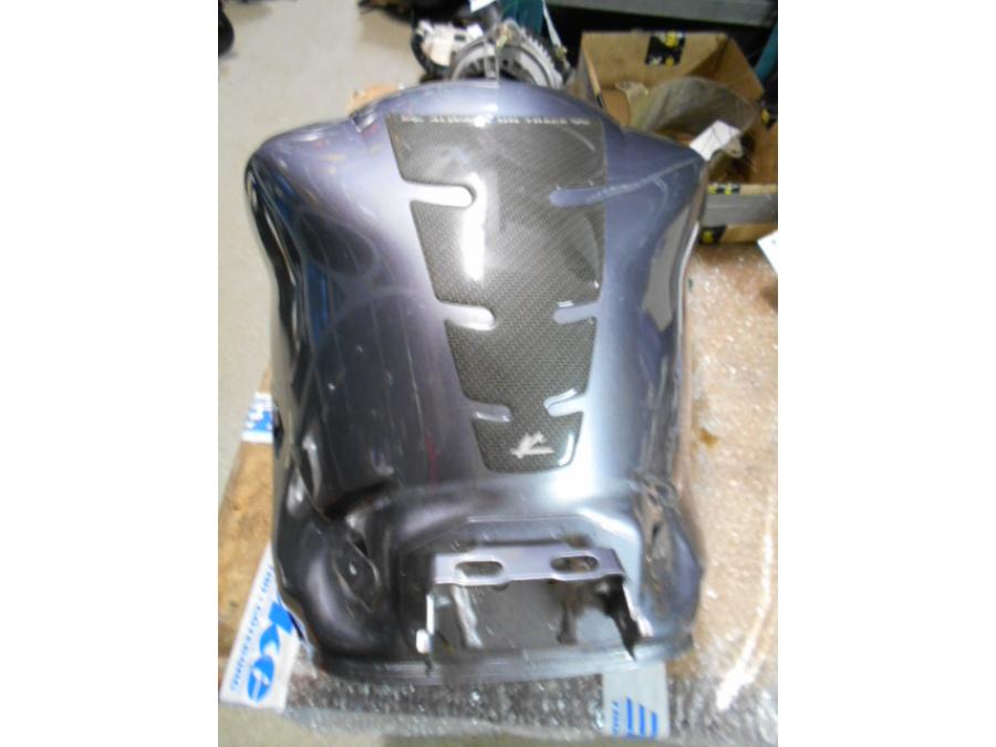 Snett uppifrån på Bensintank från en Yamaha YZF 1000 R1 -2005 motorcykel.