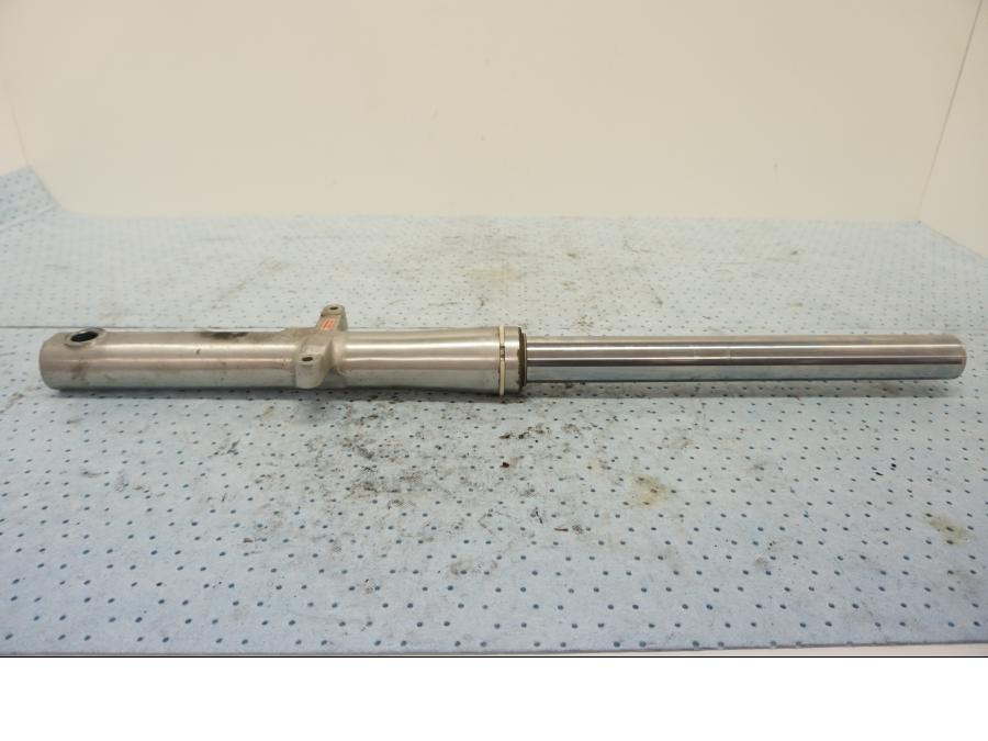 Baksidan på Gaffelben från en Yamaha XV 1600 -1999 motorcykel.