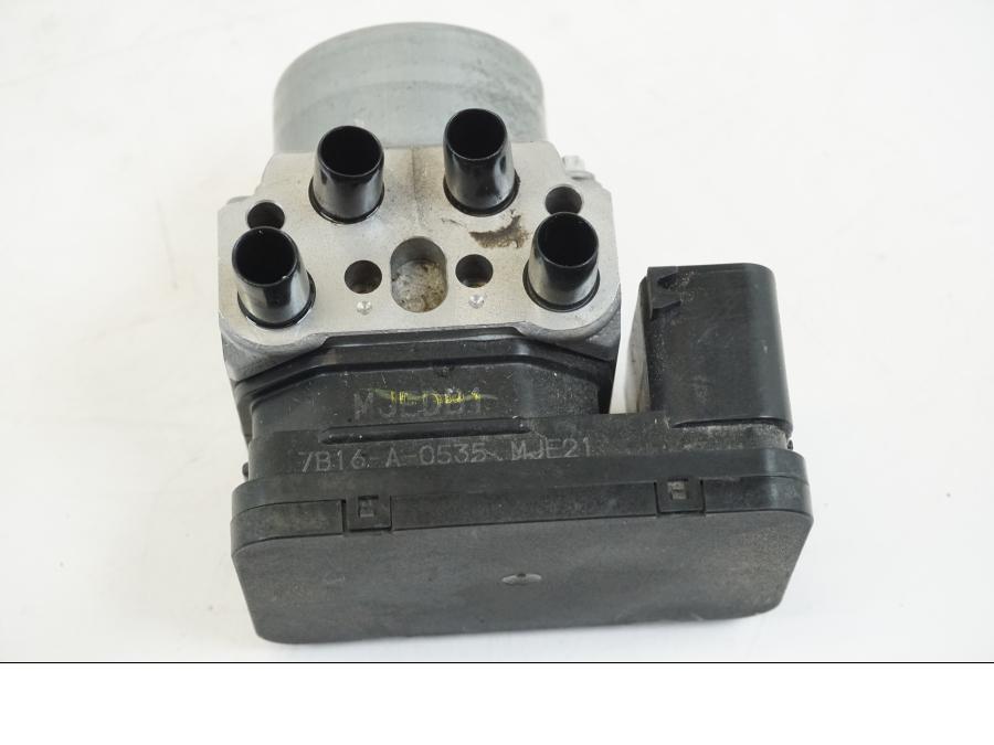 Höger sida på ABS Modulator från en Honda CB 650 F Hornet -2017 motorcykel.