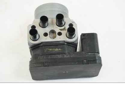 Höger sida på ABS Modulator från en Honda CB 650 F Hornet -2017 motorcykel.