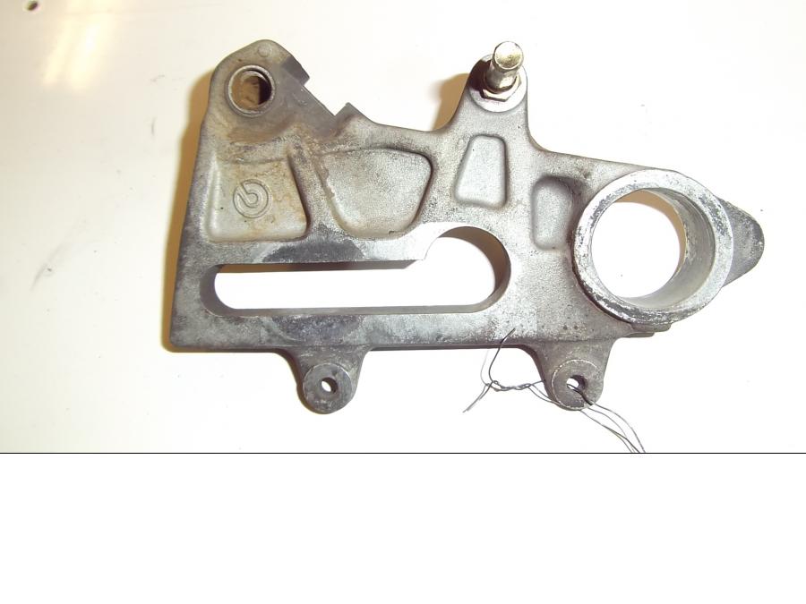 Framsidan på Bromsoksfäste från en KTM 640 Duke -2002 motorcykel.