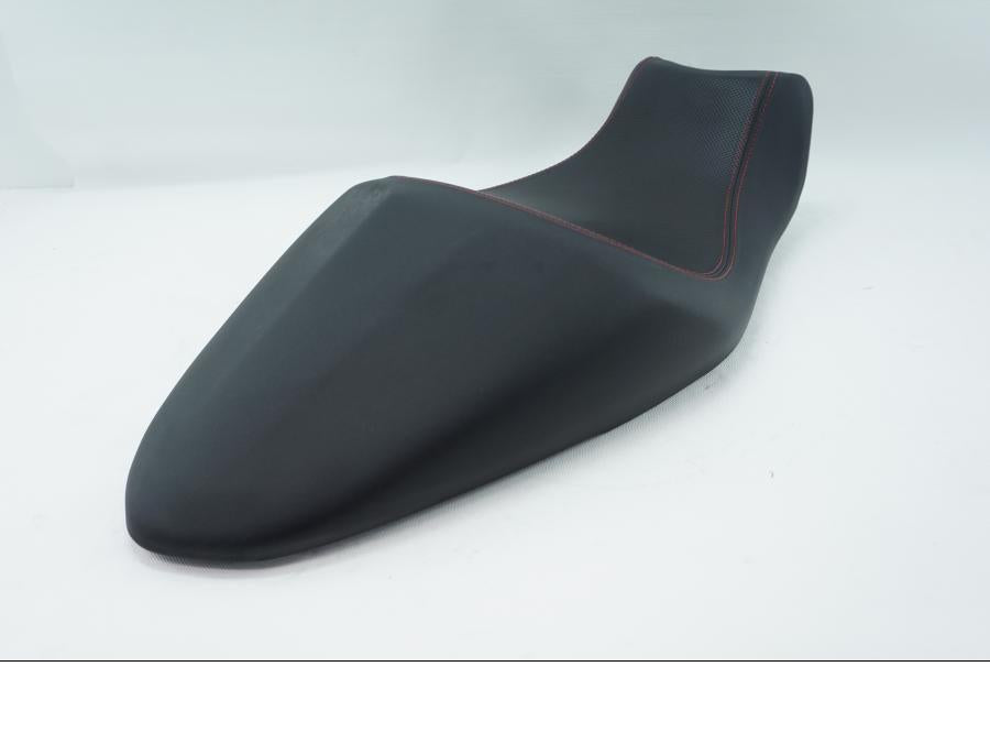 Vänster sida på Sadel från en Ducati Monster 1200 -2016 motorcykel.