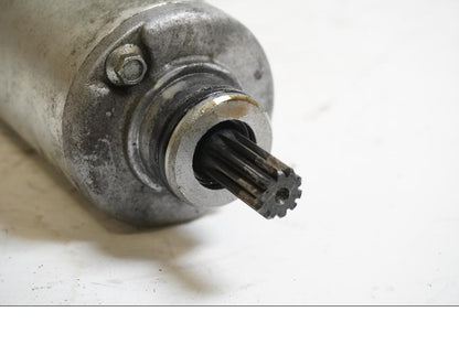 Baksidan på Startmotor från en Triumph Daytona 650 -2005 motorcykel.