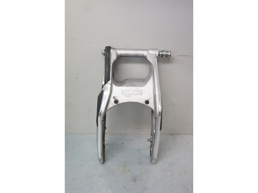 Höger sida på Sving från en Aprilia Tuono V4R -2018 motorcykel.