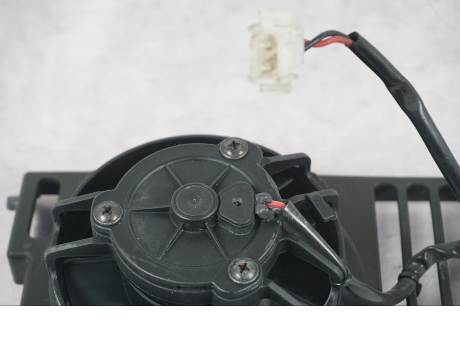 Vänster sida på Vattenkylfläkt från en KTM 690 Duke -2015 motorcykel.