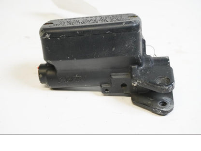 Framsidan på Kopplingshuvudcylinder från en Honda CBR 600 -1987 motorcykel.