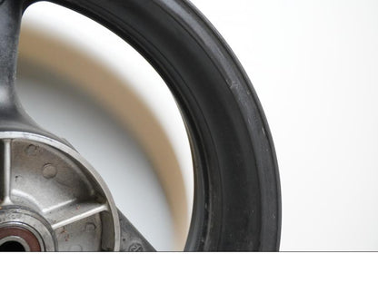 Vänster sida på Fälg från en Honda CB 900 F Hornet -2002 motorcykel.