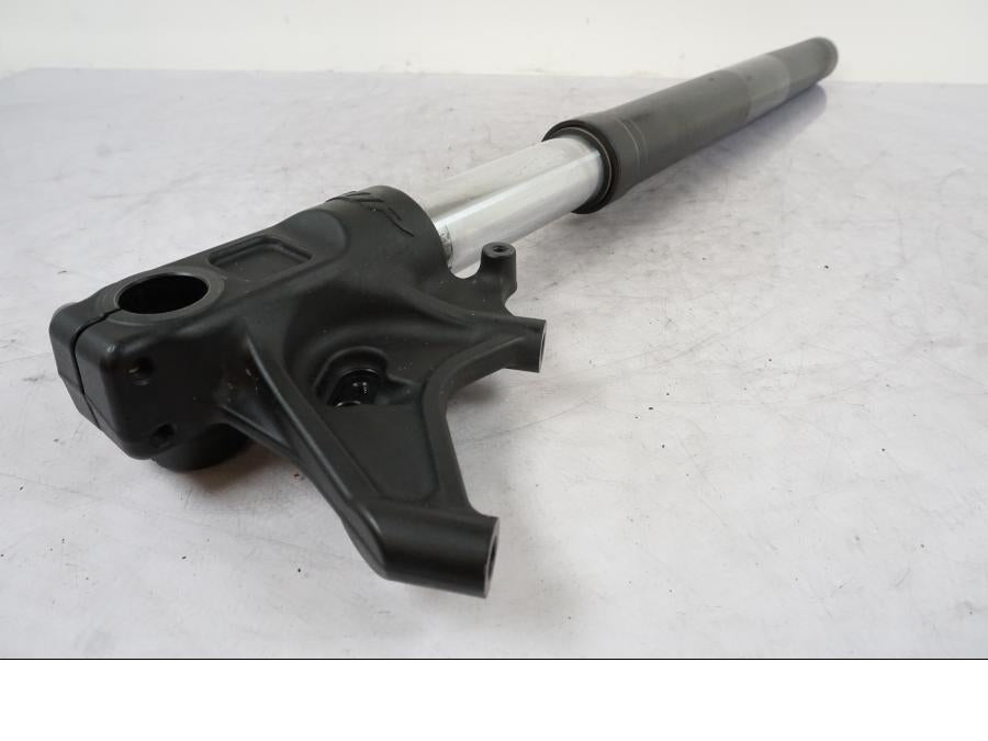 Framsidan på Gaffelben från en KTM 690 Duke -2014 motorcykel.