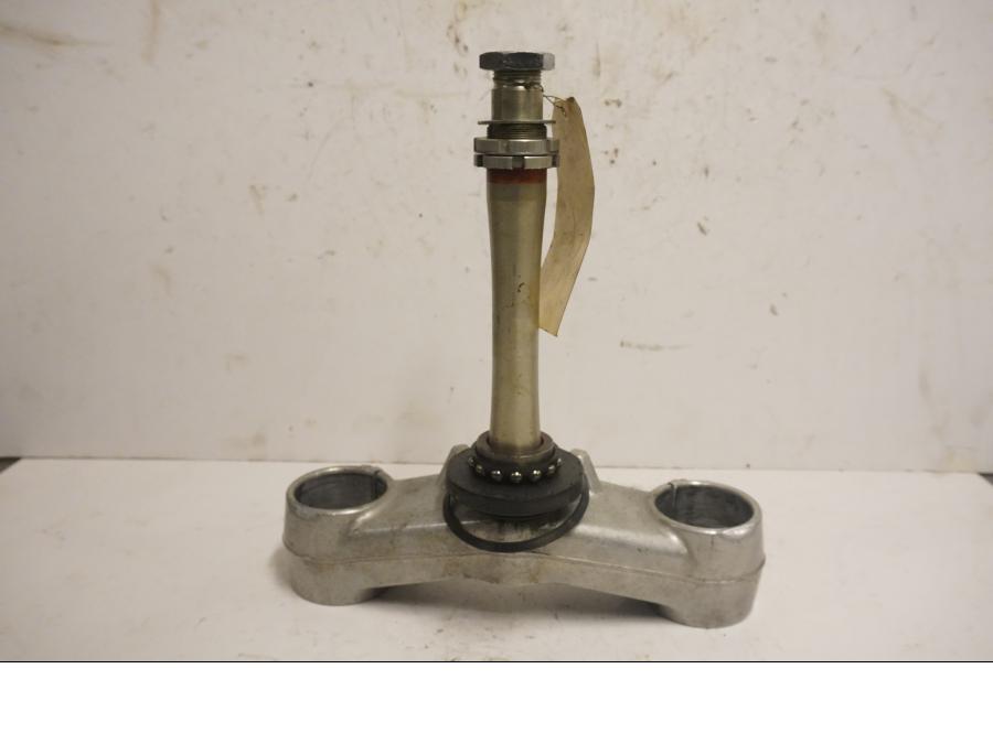 Framsidan på Gaffelkrona från en Suzuki TL 1000 S -1997 motorcykel.