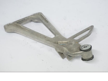 Snett nerifrån på Fotpinnefäste från en Honda CB 500 X -2015 motorcykel.