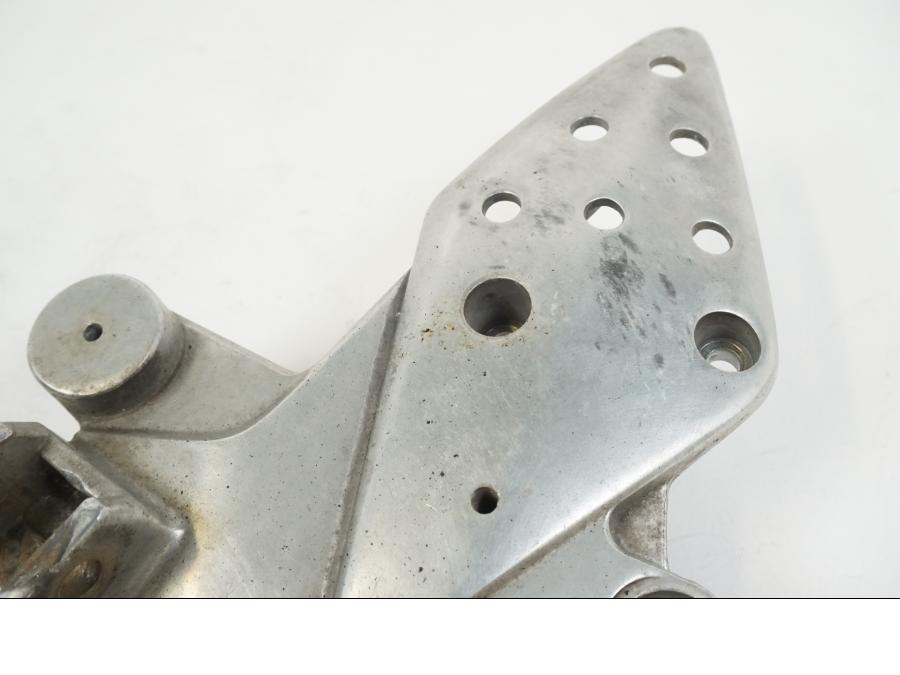 Höger sida på Fotpinnefäste från en Honda CBR 125 R -2006 motorcykel.