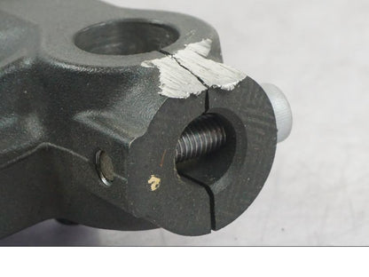 Höger sida på Gaffelben från en Yamaha MT-09 -2016 motorcykel.