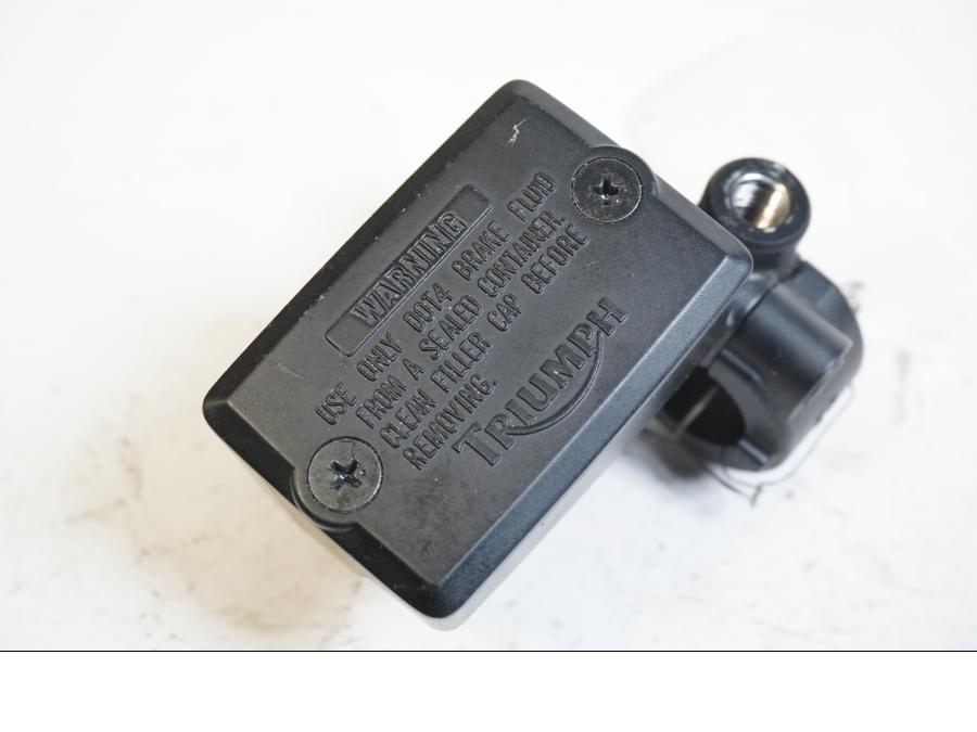 Baksidan på Bromshuvudcylinder från en Triumph Street Triple -2011 motorcykel.